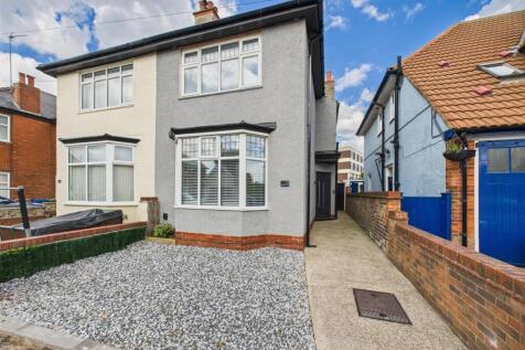 Trafalgar Crescent, Bridlington 3 bed semi