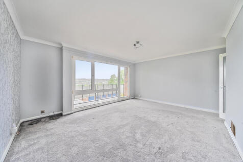 Cedar Court, Westover Gardens... 2 bed apartment for sale