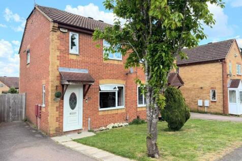 Elizabeth Close, Wellingborough... 3 bed semi