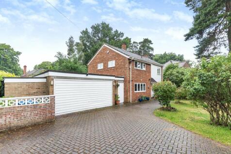 The Crescent, Hampshire GU14 4 bed detached house for sale