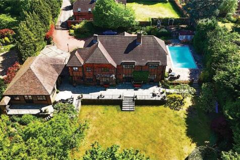 Carrick Lane, Hampshire GU46 5 bed detached house for sale