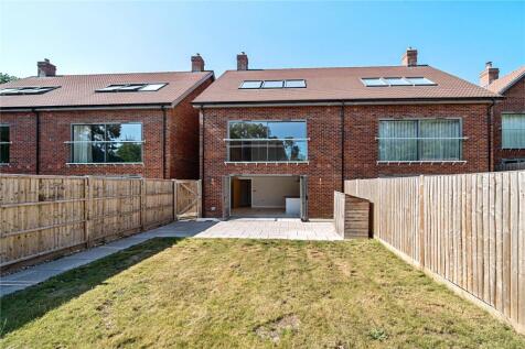 Dunmar Gardens, Camberley GU15 4 bed semi