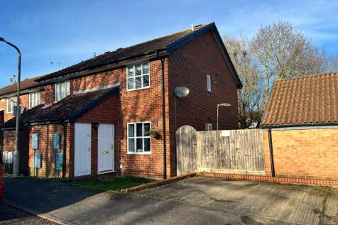 Burgess Gardens, Newport Pagnell 2 bed end of terrace house for sale