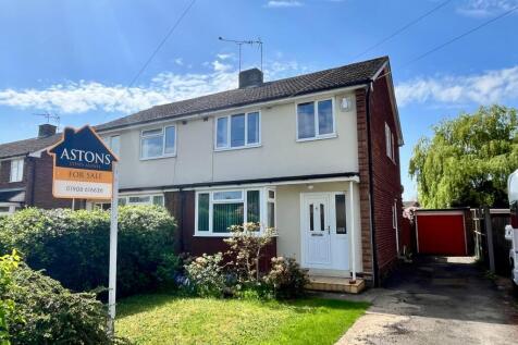 Lakes Lane, Newport Pagnell 3 bed semi