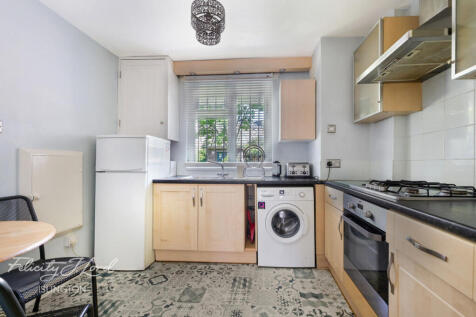 Newington Green Road, London N1 3 bed flat for sale