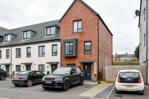 4 bedroom end of terrace house for sale