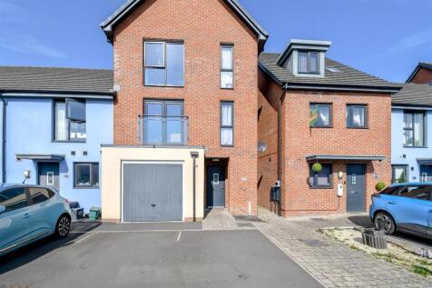 4 bedroom end of terrace house for sale