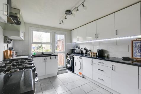 Linden Avenue, Coulsdon, Surrey, CR5 3BT 3 bed semi