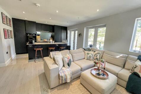 Kingswood Lane, Warlingham, CR6 9FG 2 bed flat for sale