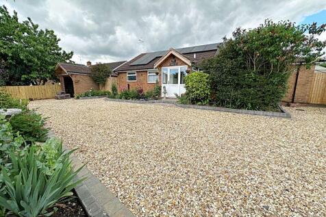 Main Street, Bishampton 3 bed detached bungalow for sale