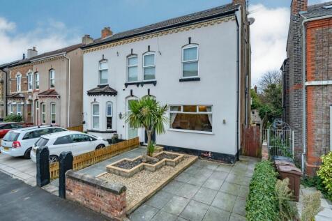 4 bedroom semi-detached house for sale