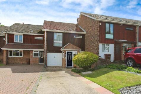 CHECK OUT THE SIZE OF Campleshon... 3 bed terraced house for sale