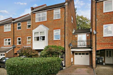 Manning Close, East Grinstead, RH19 5 bed townhouse for sale