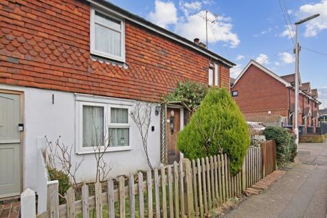 Lingfield Road, East Grinstead, RH19 2 bed cottage for sale