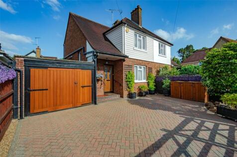 Baddow Place Avenue, Great Baddow... 3 bed semi