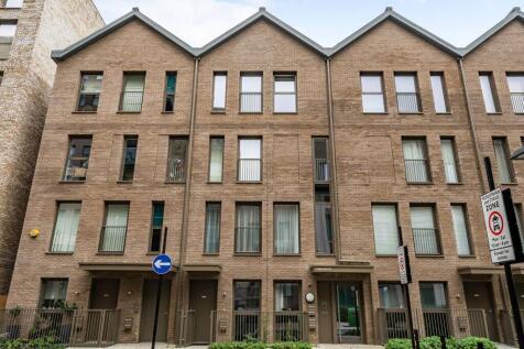 Castle Street, Upton Park, London, E13 3 bed maisonette for sale