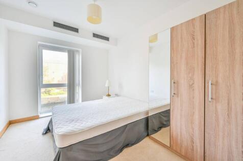 High Street, Stratford, London, E15 3 bed flat for sale