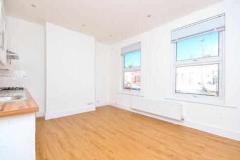 High Road Leytonstone, Leytonstone... 2 bed flat for sale