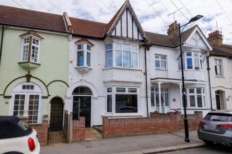 1 bedroom ground floor flat for sale