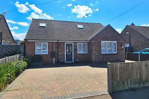 Westlands Road, Greenhill, Herne Bay... 5 bed chalet for sale