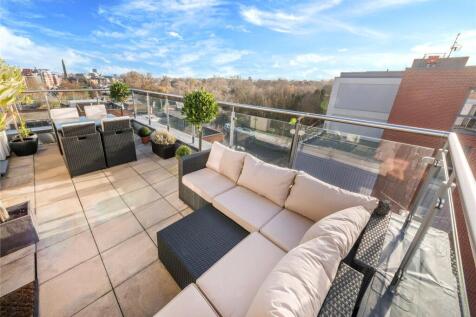 Lighterage Court, High Street... 3 bed flat for sale