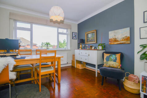 Kenmore Close, Richmond, Surrey 2 bed flat for sale