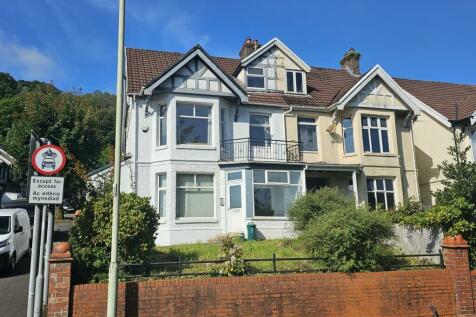 5 bedroom semi-detached house for sale