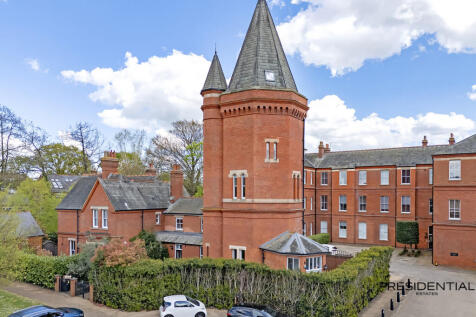 5 bedroom semi-detached house for sale