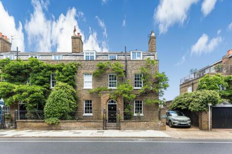 Bay Lodge, Hampton Court Road, East... 2 bed apartment for sale