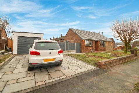 West Drive, Glossop SK13 3 bed detached bungalow for sale