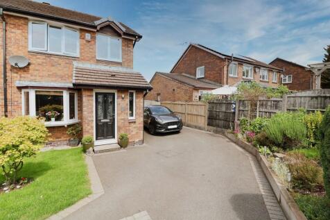 Worcester Grove, Glossop SK13 3 bed semi