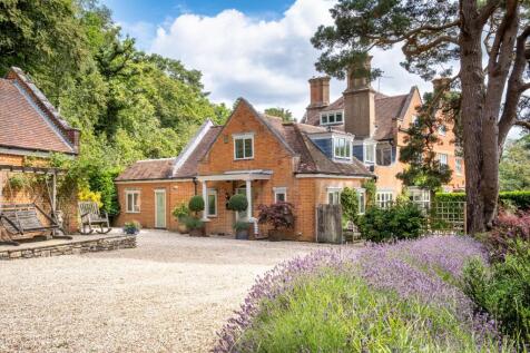 Farnham Lane, Haslemere, Surrey, GU27 4 bed semi