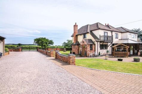 5 bedroom country house for sale