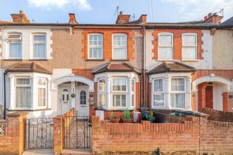 Watford, Hertfordshire WD18 3 bed terraced house for sale