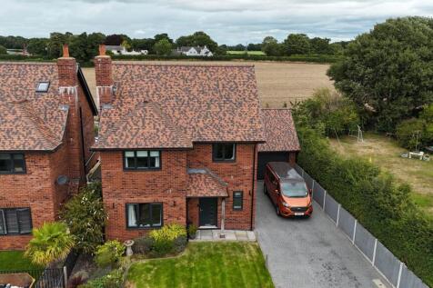 Market Drayton TF9 4 bed detached house for sale