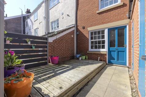 2 bedroom town house for sale