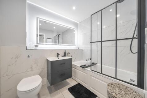 Birchwood House, 13 Defiant Close... 2 bed flat for sale