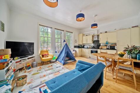 Chiswick High Road, London W4 2 bed flat for sale