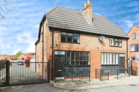 2 bedroom semi-detached house for sale