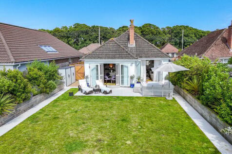 Kennard Road, New Milton, BH25 4 bed chalet for sale