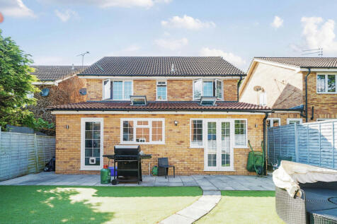 Cherry Tree Grove, Berkshire RG41 4 bed detached house for sale