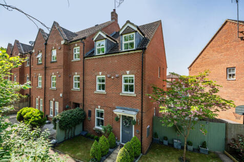 4 bedroom end of terrace house for sale