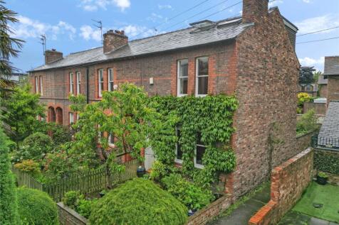4 bedroom end of terrace house for sale