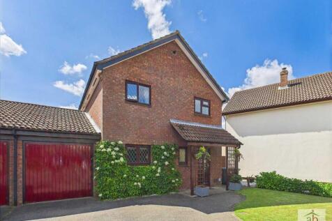 3 bedroom link detached house for sale