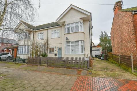 5 bedroom semi-detached house for sale