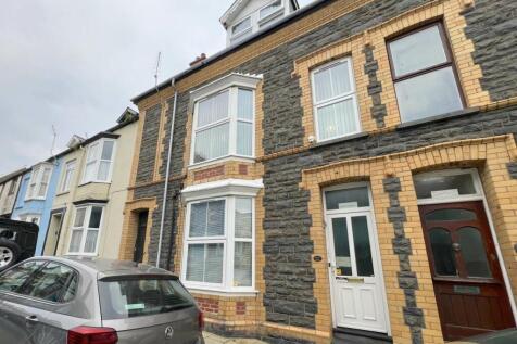 Bryncynon, High Street, 4 bed maisonette for sale