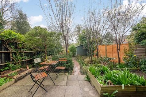 Casino Avenue, Herne Hill, London, SE24 2 bed maisonette for sale