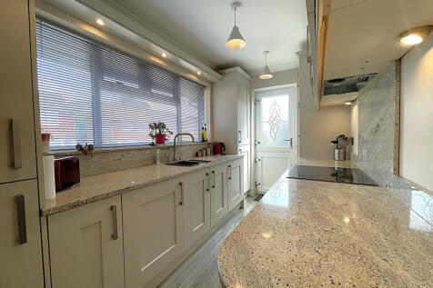 Park Vale, Kennington, TN24 9NH 3 bed bungalow for sale