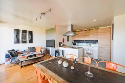 18 Mostyn Grove, London E3 2 bed flat for sale