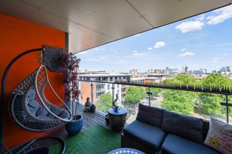 18 Mostyn Grove, London E3 2 bed flat for sale